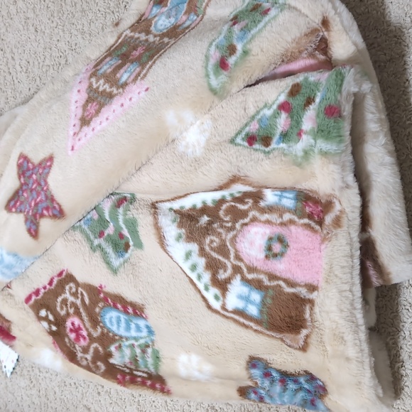‼️6 HOUR SALE‼️Viral 🎥 Cupcakes & Cashmere Gingerbread House Throw, Faux Fur - Picture 8 of 11